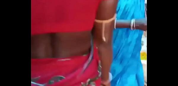  She forced me to rub my desperate cock on her saree gaand by showing her sexy tight back